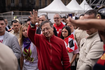 Gustavo Petro camina hacia el Congreso de la República luego de su discurso en la Plaza de Bolívar, el 1 de mayo de 2025.