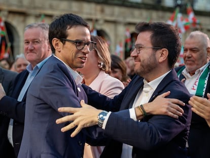 El diputado electo por EH Bildu, Pello Otxandiano (izq.), saluda al 'president' Pere Aragonés en el mitin de cierre de campaña del pasado viernes en Bilbao.