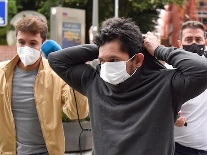 Uno de los acusados por la agresión de Amorebieta, el viernes a la salida de los juzgados de Durango.