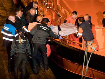 Miembros de la embarcación de rescate bajan el cuerpo de uno de los marineros fallecidos.