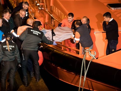 Miembros del equipo de rescate bajan el cuerpo de uno de los marineros fallecidos del 'Sin Querer Dos', en 2018.