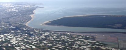 Vista aérea de la desembocadura del río Guadalquivir y del espacio protegido de Doñana, con los municipios de Sanlúcar y Chipiona al fondo.