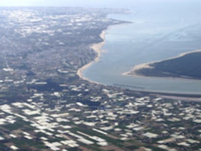 Vista aérea de la desembocadura del río Guadalquivir y del espacio protegido de Doñana, con los municipios de Sanlúcar y Chipiona al fondo.