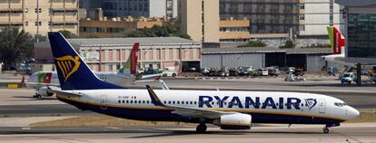 Avión de Ryanair en Lisboa