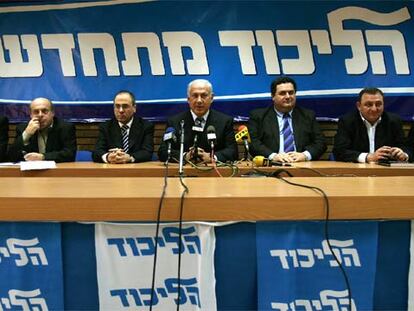 Benjamín Netanyahu habla durante la rueda de prensa ofrecida ayer en Tel Aviv junto a la cúpula del Likud.