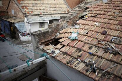 La antigua casa cuartel de la Guardia Civil de Fuencarral ha servido de hogar durante casi 30 años a varias familias. Los tejados son testigos de estas vivencias.