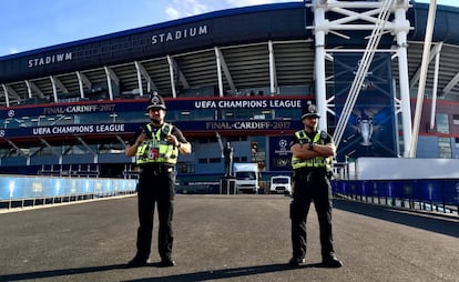 Dos policías vigilan los aledaños del estadio de Cardiff donde se jugará la final de la Liga de Campeones.