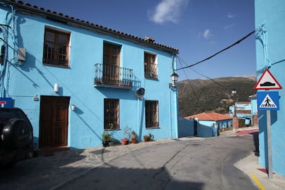 Ever since Sony Pictures chose it to promote ‘The Smurfs’ and painted all its houses blue, the town of Júzcar in Málaga province has been known as Smurfsville. Airbnb lists a three-bedroom apartment for rent there that will allow visitors to enjoy a very smurfy time.