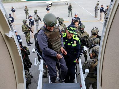 Dairo Antonio Usuga, 'Otoniel', aborda el avión de la DEA que lo llevará extraditado a Estados Unidos, en un aeropuerto militar de Bogotá, el 4 de mayo de 2022.