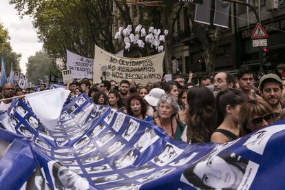 Organismos de Derechos Humanos, partidos de izquierda y ciudadanos, marchan por el centro de Buenos Aires hacia la Plaza de Mayo en conmemoración del 40 Aniversario del Golpe de Estado en Argentina. Buenos Aires, 24 Marzo 2015.