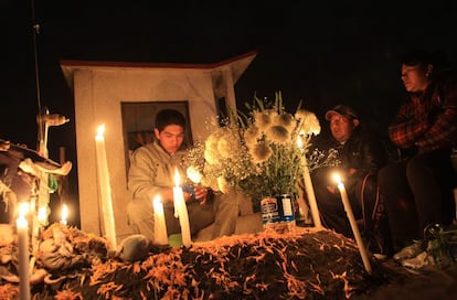 Famílias de pessoas mortas participam da tradicional vigília para velar seus mortos no sábado, primeiro dia de novembro, em Xochimilco, na Cidade do México.