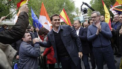 El líder de Ciudadanos, Albert Rivera, ha llegado a la plaza de los Fueros de Errenteria (Gipuzkoa), convertida en una olla a presión, sitiada por varios centenares de personas que no han dejado de gritar y de insultar durante todas las intervenciones, pero especialmente en la suya. En la imagen, Albet Rivera (en primer plano) saluda a un asistente al acto acompañado de José Manuel Villegas (a la derecha) y Joan Mesquida (al fondo).