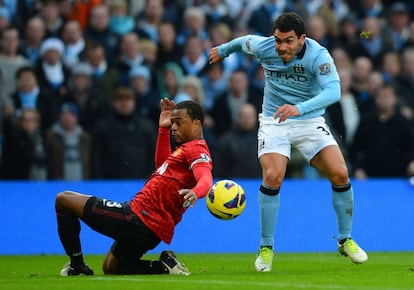 Carlos Tevez chuta ante Patrice Evra.