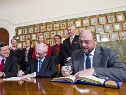 De izquierda a derecha, sentados en la mesa, el presidnete de la Comisi&oacute;n Europea, Jos&eacute; Manuel Durao Barroso, el presidente del Consejo Europeo, Herman Van Rompuy y el presidente del Parlamento Europeo, Martin Schulz.