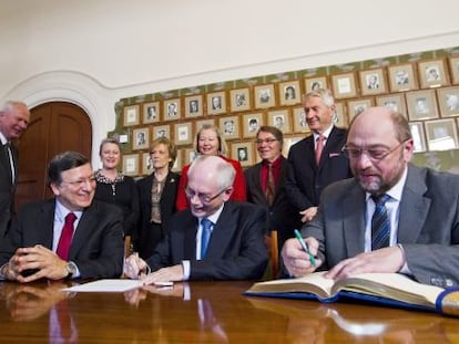 De izquierda a derecha, sentados en la mesa, el presidnete de la Comisión Europea, José Manuel Durao Barroso, el presidente del Consejo Europeo, Herman Van Rompuy y el presidente del Parlamento Europeo, Martin Schulz.
