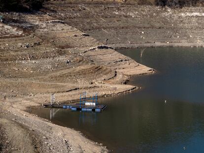 Una imagen del embalse de Siurana, en Tarragona, que actualmente se encuentra al 30 por ciento de su capacidad. / CARLES RIBAS