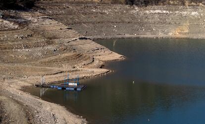 Una imagen del embalse de Siurana, en Tarragona, que actualmente se encuentra al 30 por ciento de su capacidad. / CARLES RIBAS