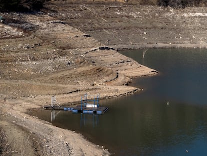 Una imagen del embalse de Siurana, en Tarragona, que actualmente se encuentra al 30 por ciento de su capacidad. / CARLES RIBAS