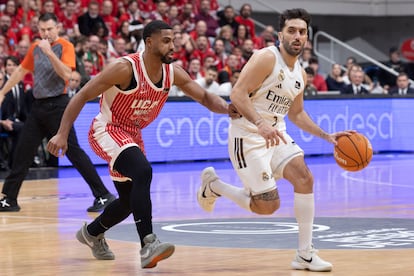 Campazzo controla el balón ante la presión de DeJulius.