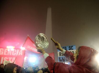 Uma mulher bate panela durante protesto contra aumentos de preços em 14 de julho, em Buenos Aires.