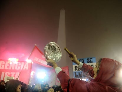 Uma mulher bate panela durante protesto contra aumentos de preços em 14 de julho, em Buenos Aires.