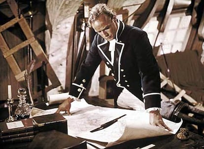 Marlon Brando observa los mapas en la película El Motín del Bounty (1962). La isla perdida a la que fueron a parar es hoy metáfora de desastre.