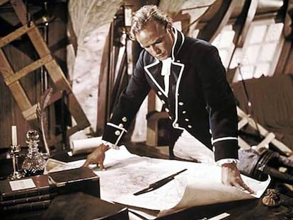 Marlon Brando observa los mapas en la película El Motín del Bounty (1962). La isla perdida a la que fueron a parar es hoy metáfora de desastre.