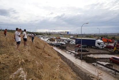 Coches atrapados por el barro en la TO-23 por las fuertes lluvias, este miércoles. Las zonas más afectadas de Toledo han sido los accesos a la ciudad y sus comercios, que han permanecido cerrados desde las tres de la tarde.