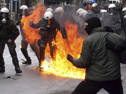 Manifestantes se enfrentan con policías antidisturbios durante una protesta con motivo de la huelga general en Atenas