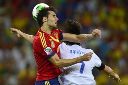 Arbeloa disputa un balón aéreo con el italiano Aquilani.