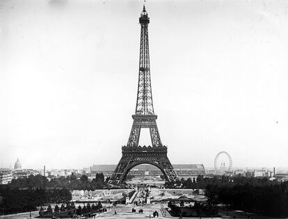 Foto de junio de 1900 con la torre ya completamente acabada. En construirla se gastaron más de ocho millones de francos de la época.