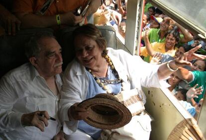 Garc&iacute;a M&aacute;quez con su mujer Mercedes Barcha en 2007 en Aracataca.