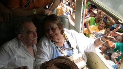 Garc&iacute;a M&aacute;quez con su mujer Mercedes Barcha en 2007 en Aracataca.