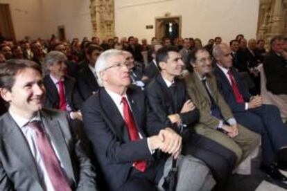 Los alcaldes de Mondariz Balneario, José Antonio Lorenzo (2i), y de Mondariz, Julio Alen (2d); el gerente de la empresa de Aguas de Mondariz, Alberto Cabadas (d), asisten a la presentación de la nueva gama de refrescos saludables de Aguas de Mondariz, hoy en Santiago.