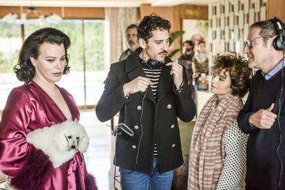 Debi Mazar, Paco León y Anna R. Castillo en el rodaje de 'Arde Madrid'.