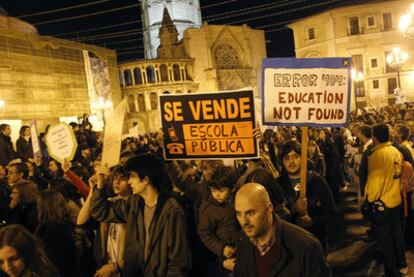 Una vista de la plaza de la Virgen de Valencia, donde acabó la protesta contra los recortes del Consell, que reunió a decenas de miles de personas y colapsó la ciudad.