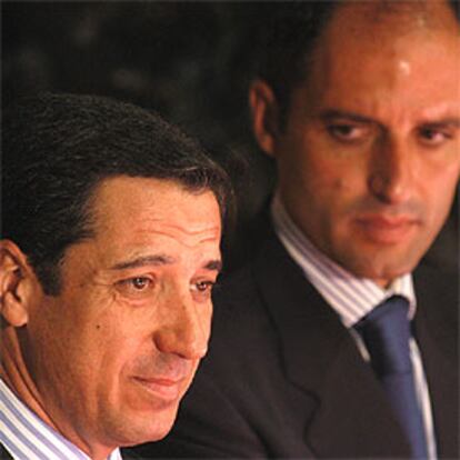 El ministro Eduardo Zaplana, a la izquierda, y el presidente de la Generalitat valenciana, Francisco Camps.