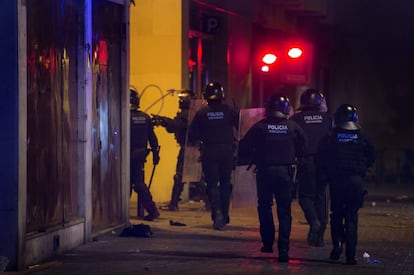 Els mossos, a punt d'entrar en acció per evitar els aldarulls d'alguns manifestants a Gràcia.