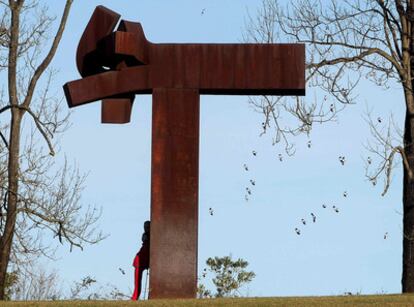 Uno de los últimos visitantes del Chillida-Leku se apoya en una escultura el pasado viernes 31.