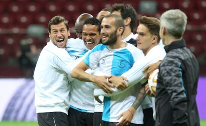 Los jugadores del Sevilla, durante un entrenamiento este martes en Varsovia