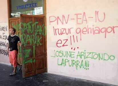 Entrada del Ayuntamiento de Ondarroa llena de pintadas contra el tripartito vasco.