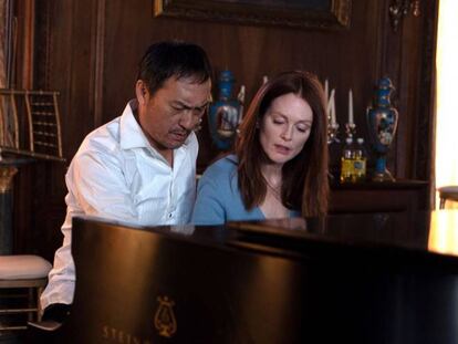 Ken Watanabe y Julianne Moore, en 'Bel canto. La última función'.