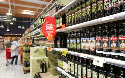 Lineales de aceite de oliva en el supermercado Eroski del centro comercial de Artea en Leioa, Bizkaia.