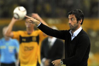 Quique Sánchez Flores, durante el partido ante el Aris.