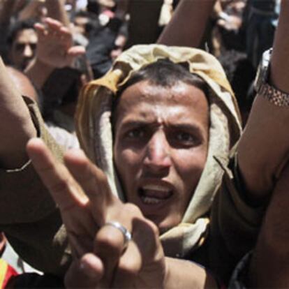 Manifestantes antigubernamentales, incluido uno con el lema "¡Vete!" en las palmas, exigen la salida de Saleh en Saná.
