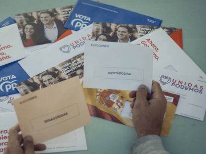 Papeletas electorales de varios partidos políticos.