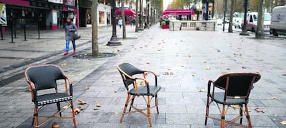 Sillas abandonadas en una calle de Par&iacute;s.