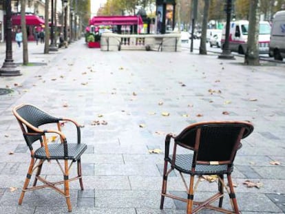 Sillas abandonadas en una calle de Par&iacute;s.