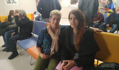 Noelia y su madre en las urgencias del hospital de Fuenlabrada.