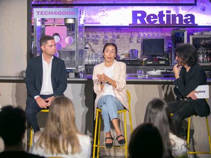 Desde la izquierda, María González, fundadora y CEO de Tucuvi; Borja Cabezón, consejero delegado de Enisa, y Luz Rello, profesora del departamento de Sistemas de Información en la IE University y fundadora de Change Dyslexia, conversan con Jaime García Cantero, director de 'Retina'.